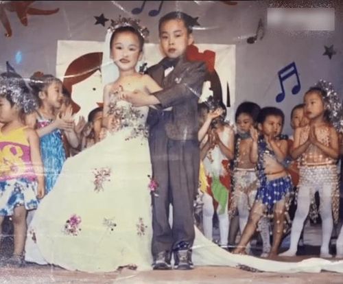 결혼한 커플의 학예회 사진