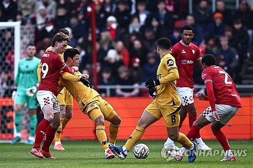 경기 중인 황희찬