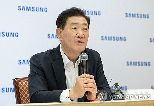 질문에 답하는 한종희 삼성전자 대표이사 부회장