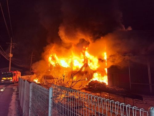 불이 난 비가림막 제조시설