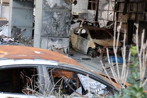 화재 현장에서 방치되고 있는 차량