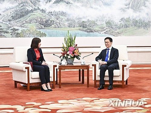 한정 부주석(오른쪽) 만난 리브스 장관