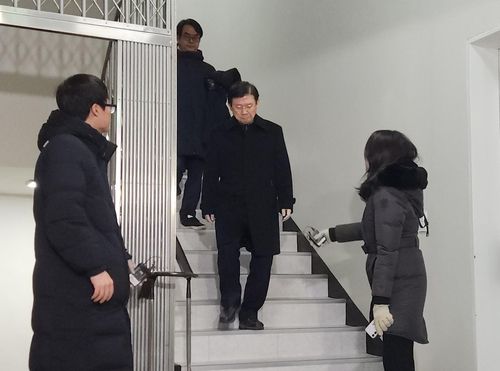 경찰 조사 받고 나오는 박종준 전 경호처장