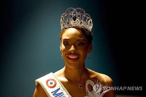 미스 프랑스 2025에 선발된 앙젤리크 앙가르니 필로퐁