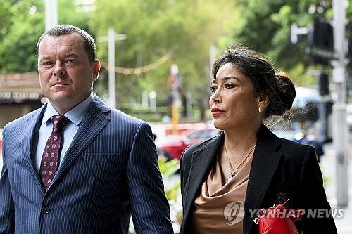 법원에 출석하는 애널리사 호세파 코르