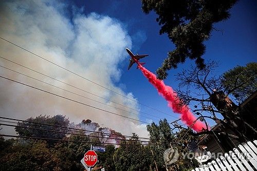 11일(현지시간) LA 화재 진압에 투입된 항공기 