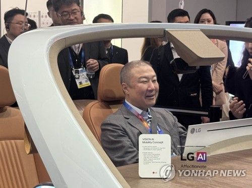 LG전자 부스를 찾은 구자은 LS 회장