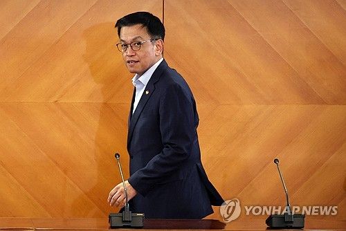 경제 회의 입장하는 최상목 권한대행