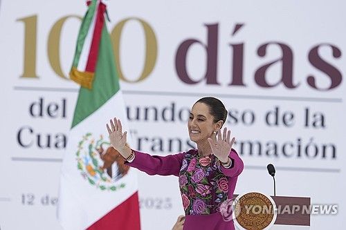 지지자에게 인사하는 셰인바움 멕시코 대통령 