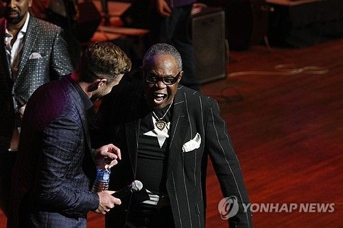 저스틴 팀버레이크(왼쪽)와 샘 무어(2015년)