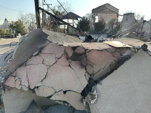 LA 산불로 타버린 건물 터에 무너져 있는 콘크리트 벽체