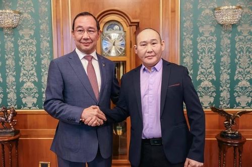 아이센 니콜라예프 사하공화국 수장과 만난 그리고리예프 상병(오른쪽)