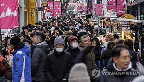 평년 기온으로 돌아간 날씨, 시민·관광객들로 붐비는 명동