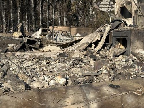 산불로 잿더미가 된 LA의 한 주택 