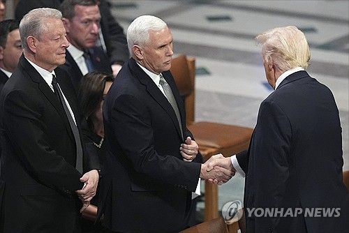 도널드 트럼프 대통령 당선인(우측)과 악수하는 마이크 펜스 전 부통령(중앙)