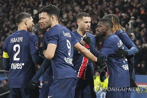 뎀벨레의 두 번째 골에 기뻐하는 PSG 선수들