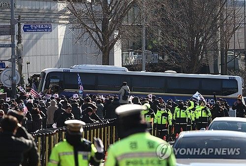한남동 관저 앞 집회 모습
