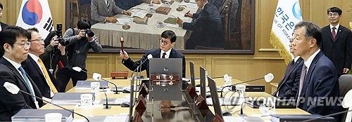 의사봉 두드리는 이창용 한은 총재