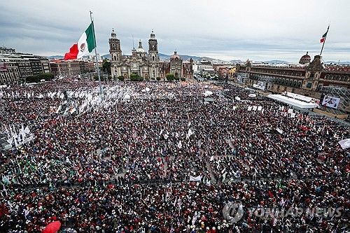 멕시코시티 소칼로 광장을 가득 메운 멕시코 대통령 지지자