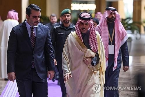 아사드 하산 알시바니 시리아 외무장관과 파이살 빈 파르한 사우디 외무장관