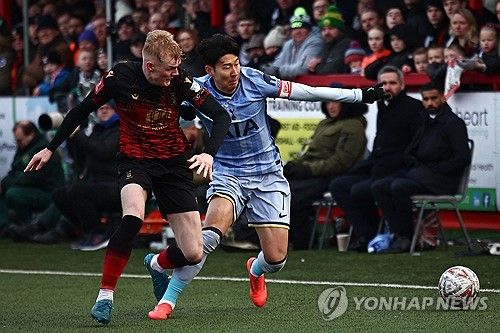 탬워스와의 경기에 출전한 손흥민(오른쪽)