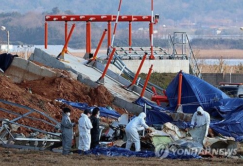 기체 잔해 살피는 합동조사단