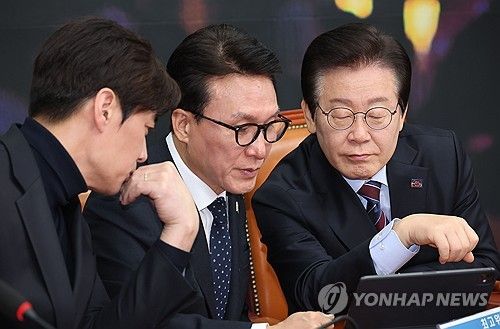 발언 들으며 화면 보는 이재명 대표