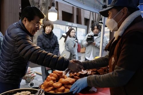 작년 2월 설맞이 직거래 장터를 찾은 서강석 구청장