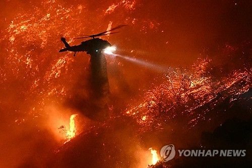 산불에 물 퍼붓는 소방용 헬리콥터