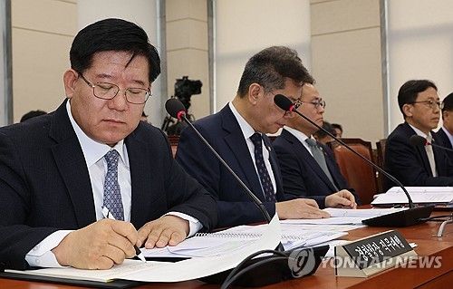 메모하는 경찰청장 직무대행