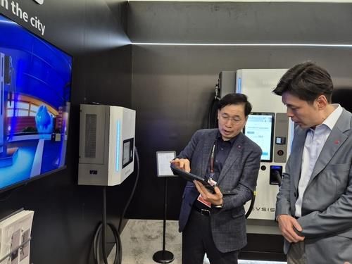 롯데이노베이트 부스 둘러보는 신유열