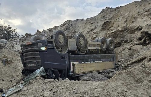 횡성 공사장서 굴러떨어진 덤프트럭