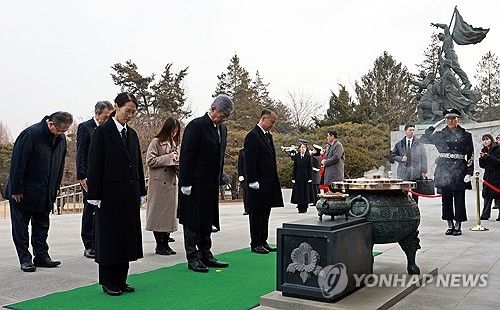 현충원 찾은 이와야 다케시 일본 외무상
