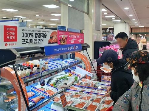 롯데마트, 노르웨이 연어 30% 할인…환율 오르기 전 50t 계약