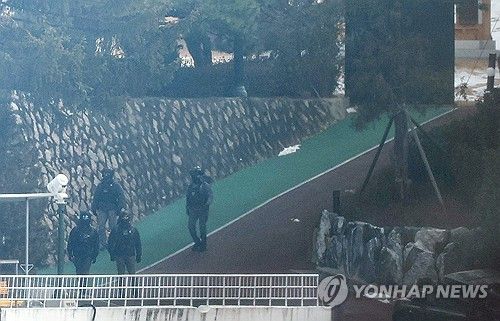 한남동 관저 순찰하는 경호처 직원