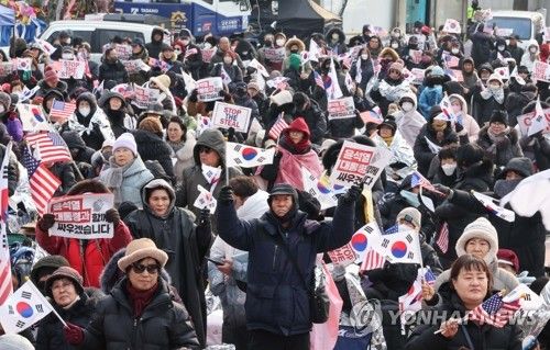 대통령 관저 인근서 열린 탄핵 반대 집회