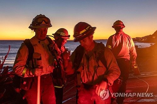 LA 산불 현장의 소방관들 