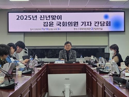 (서울=연합뉴스) 오진송 기자 = 국회 보건복지위원회 소속 김윤 더불어민주당 의원이 13일 국회에서 열린 기자 간담회에서 발언하고 있다. 2025.1.13 dindong@yna.co.kr