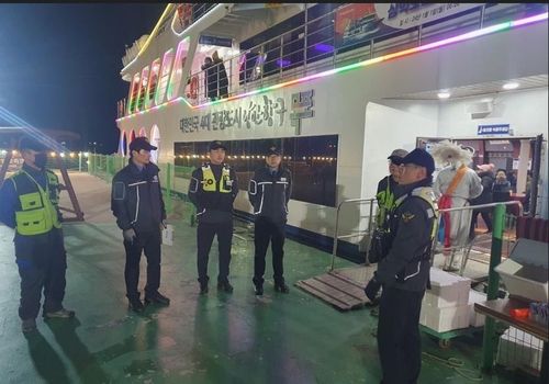 다중 이용 여객선 순찰하는 해양경찰