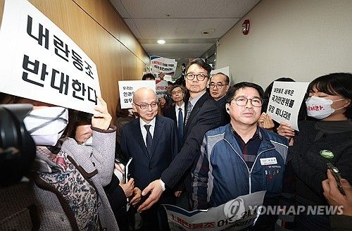 국가인권위 회의장 입장 저지당하는 안창호 위원장