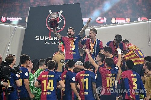 우승 자축하는 바르셀로나 선수들