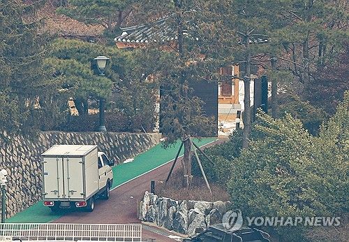 한남동 관저 들어가는 화물 트럭