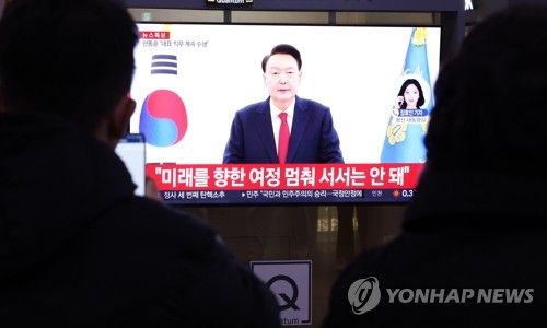 탄핵소추안 가결 후 윤 대통령 담화 지켜보는 시민들