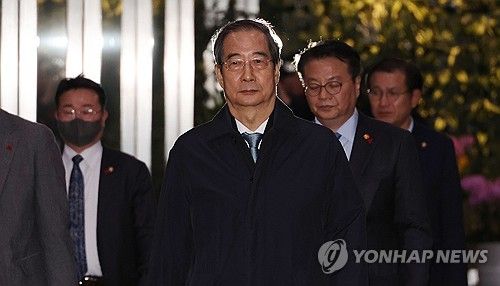 정부서울청사 나서는 한덕수 총리