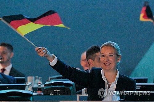 국기 흔드는 알리스 바이델 AfD 공동대표