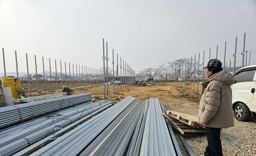 비닐하우스 재설치 작업 지켜보고 있는 중앙농원 이상범 대표