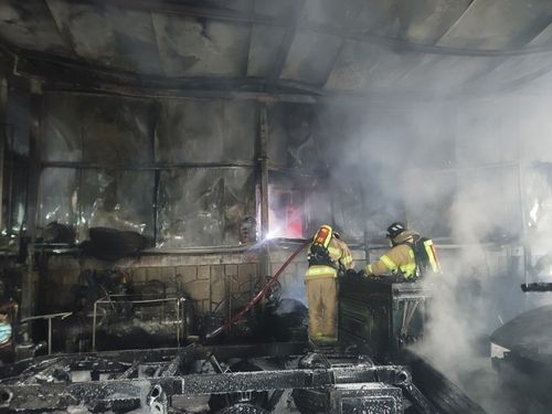 정비업체 화재 진화하는 소방관