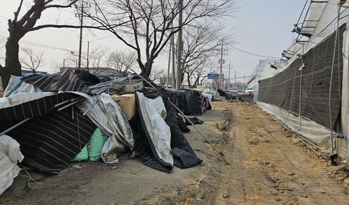 폭설 피해 남사읍 화훼용 비닐하우스 앞 폐기물들