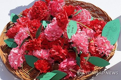 효도잔치에 놓여 있는 카네이션꽃