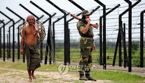 방글라데시와 접한 국경서 근무하는 인도국경수비대원(오른쪽)
